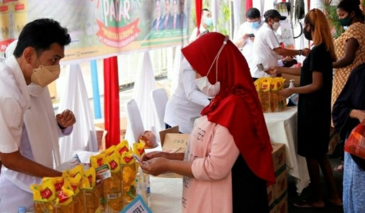 Suasana operasi pasar minyak goreng di Kantor Direksi PTPN 4 di Kota Medan, Selasa (15/2/2022).