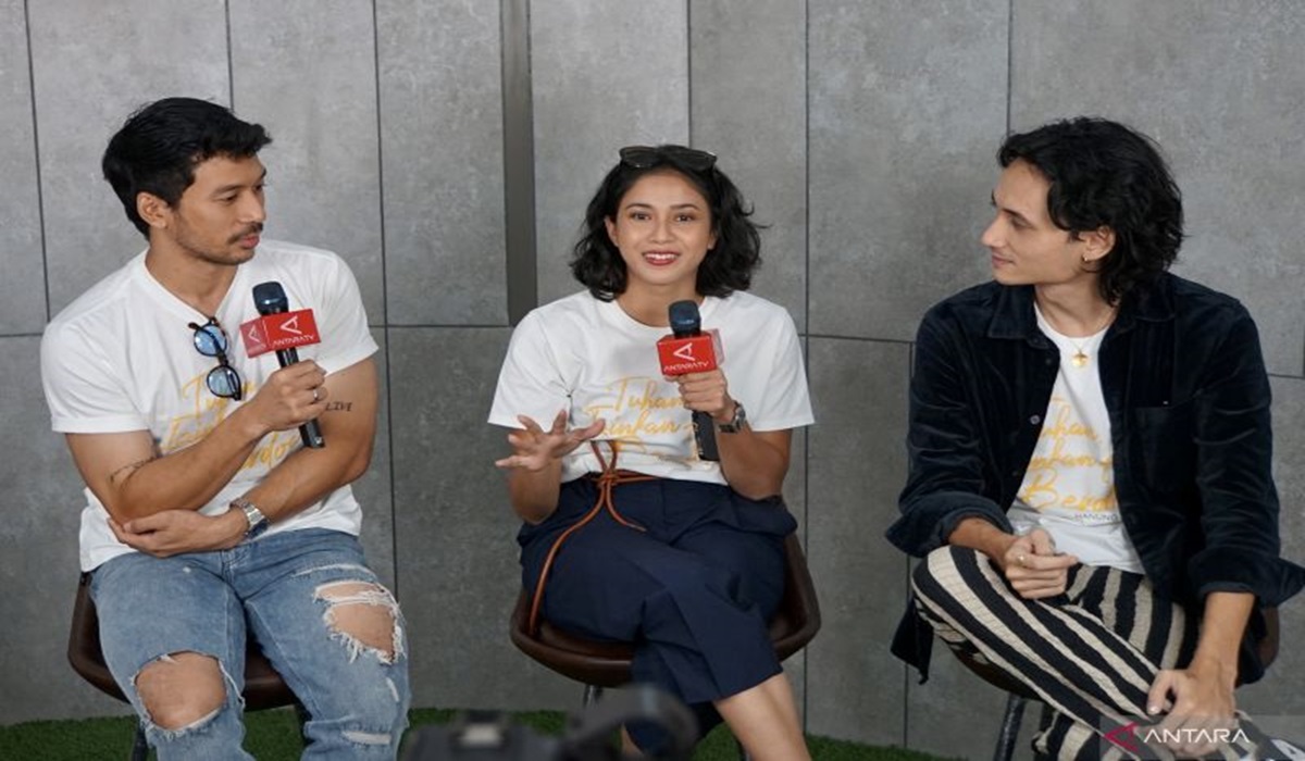 Para pemeran film Tuhan Izinkan Aku Berdosa, dari kini ke kanan Andri Mashadi, Aghniny Haque, dan Samo Rafael.