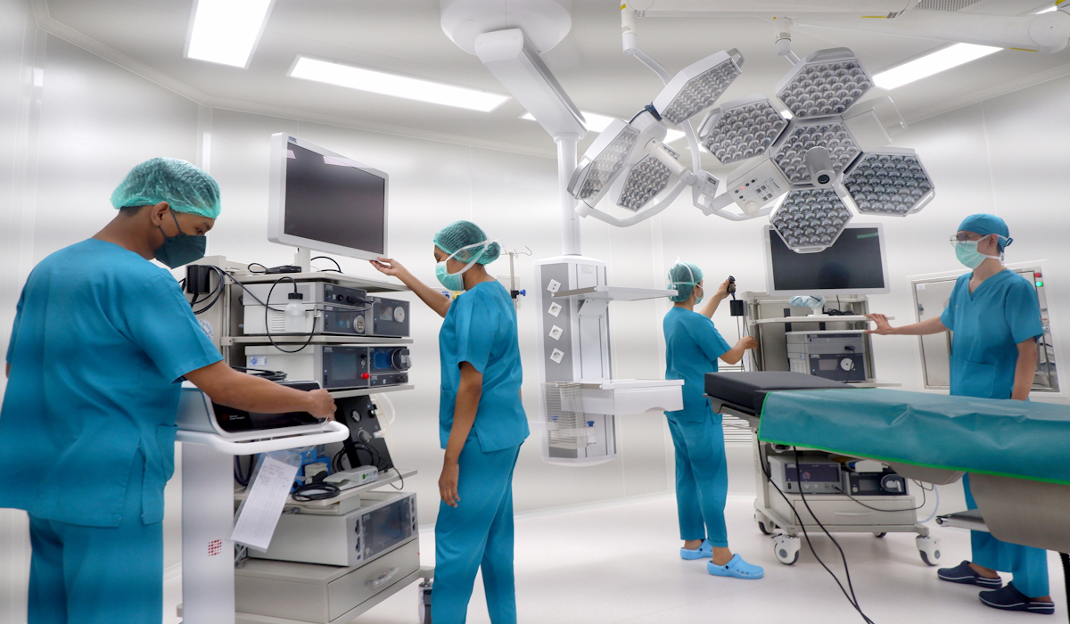 Ilustrasi: petugas kesehatan memeriksa peralatan di ruang operasi 