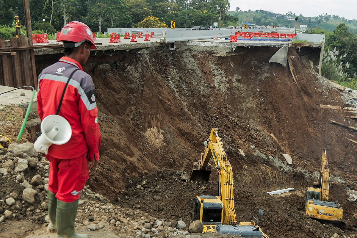 Pekerja mengoperasikan alat berat saat perbaikan ruas jalan tol Bocimi KM 64 yang amblas di Kabupaten Sukabumi, Jawa Barat, Senin (8/4/).