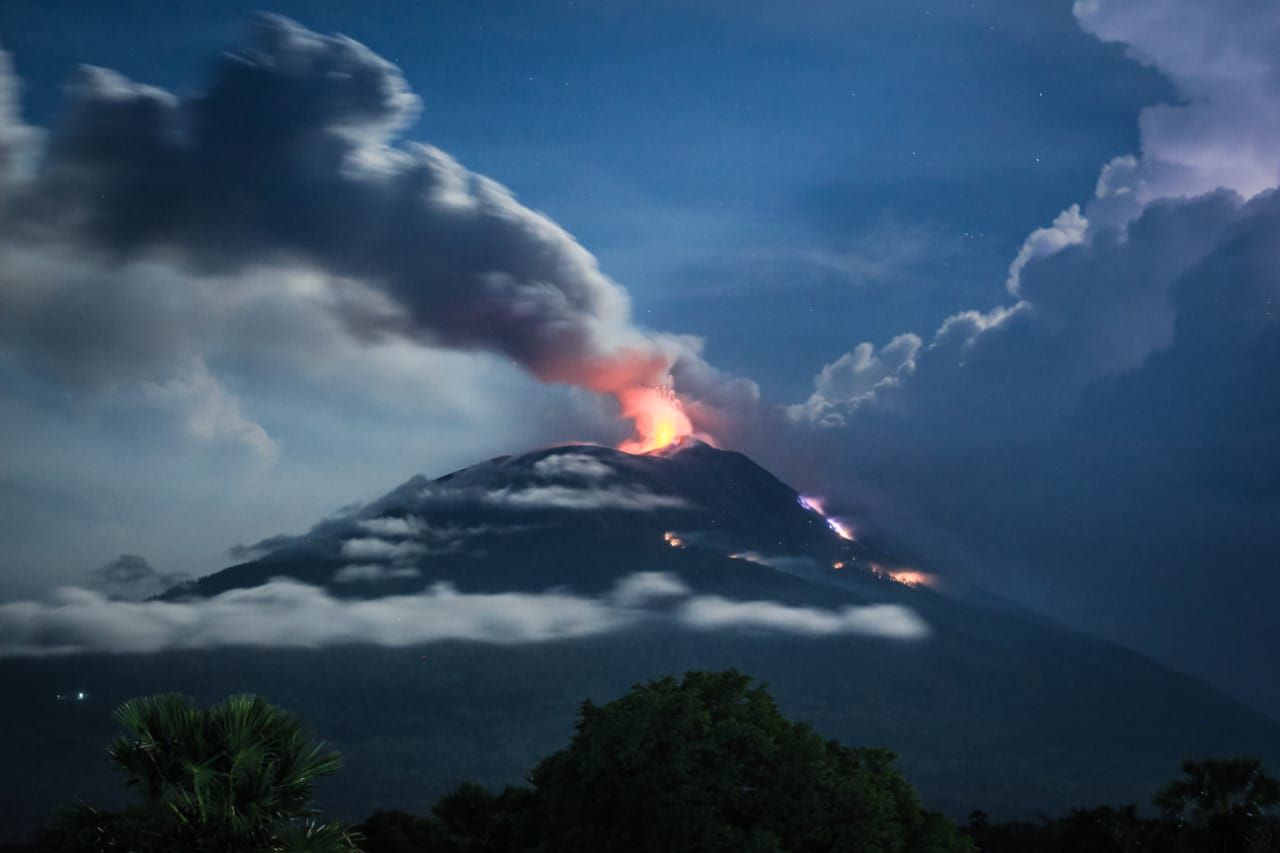 Gunung Ile Lewotolok mengalami erupsi.