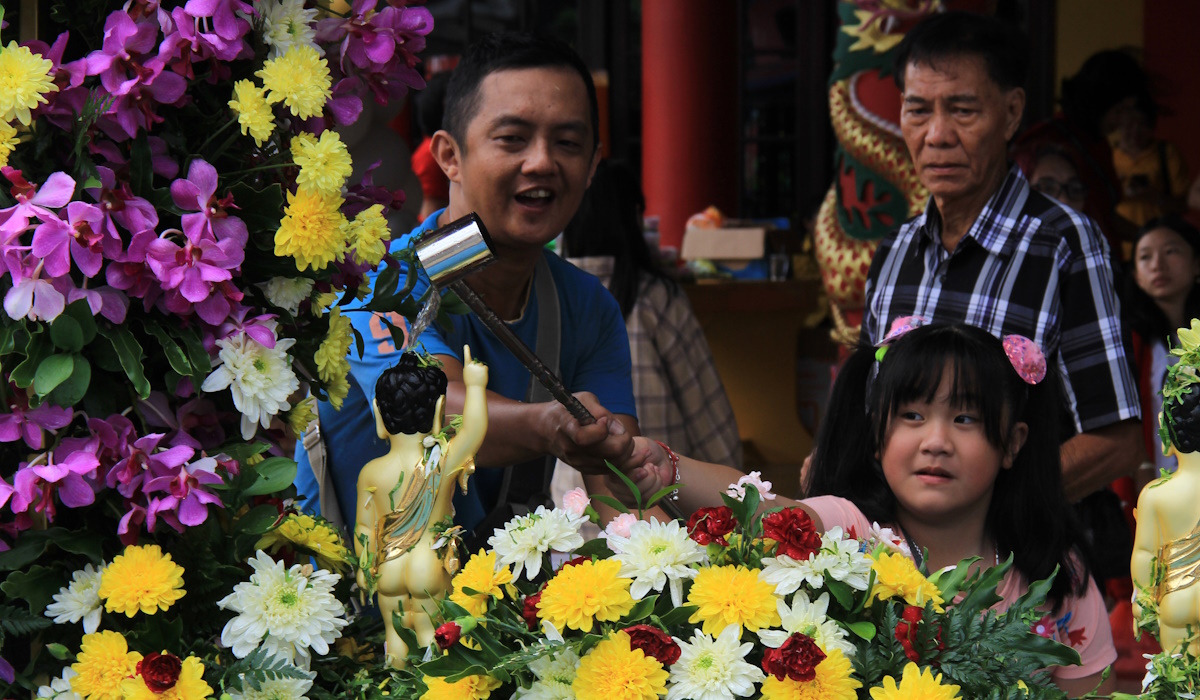 Umat Buddha mengikuti upacara memandikan Buddha rupang atau bayi Siddharta dalam rangkaian Perayaan Tri Suci Waisak 2568 BE