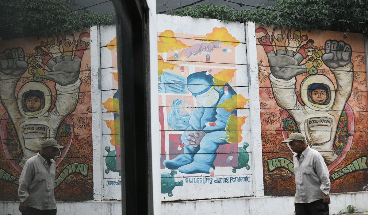 Ilustrasi--Seorang warga melintasi mural bertemakan covid-19 di Bekasi, Jawa Barat.