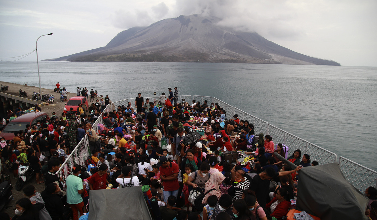 Ratusan warga berada di atas geladak KRI Kakap-811 saat dievakuasi setelah status Gunung Ruang statusnya naik jadi awas.