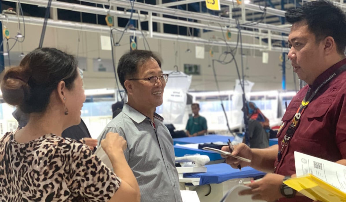 Petugas Imigrasi menanyai satu persatu pegawai WNA di PT Glory Industrial Semarang cabang Sragen