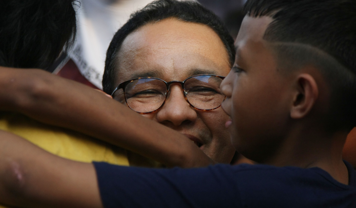 Anies Baswedan memeluk anak-anak yang ingin berfoto dengannya saat silaturahmi dengan warga Kampung Marlina, Muara Baru, Jakarta