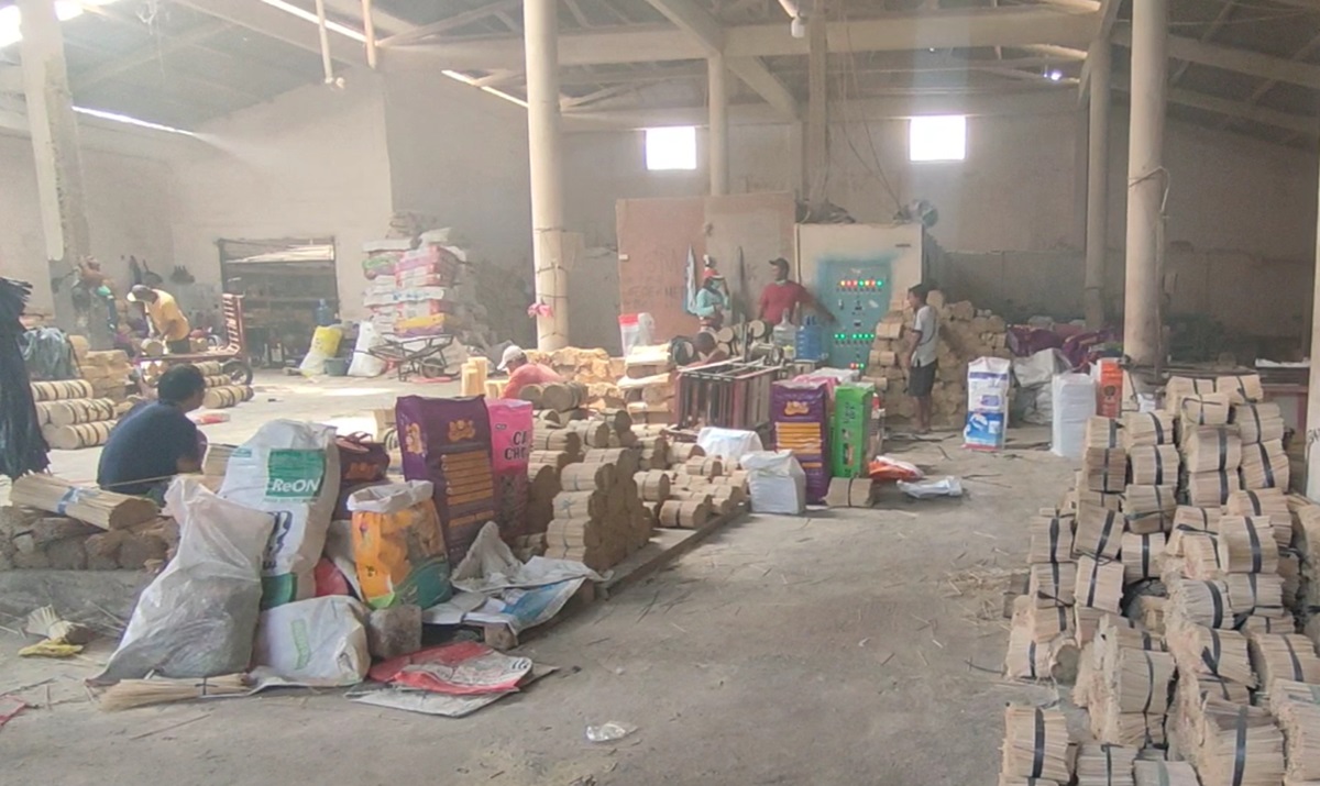 Perajin tusuk satai di Kabupaten Malang, Jawa Timur, mulai kebanjiran pesanan jelang perayaan Idul Adha.