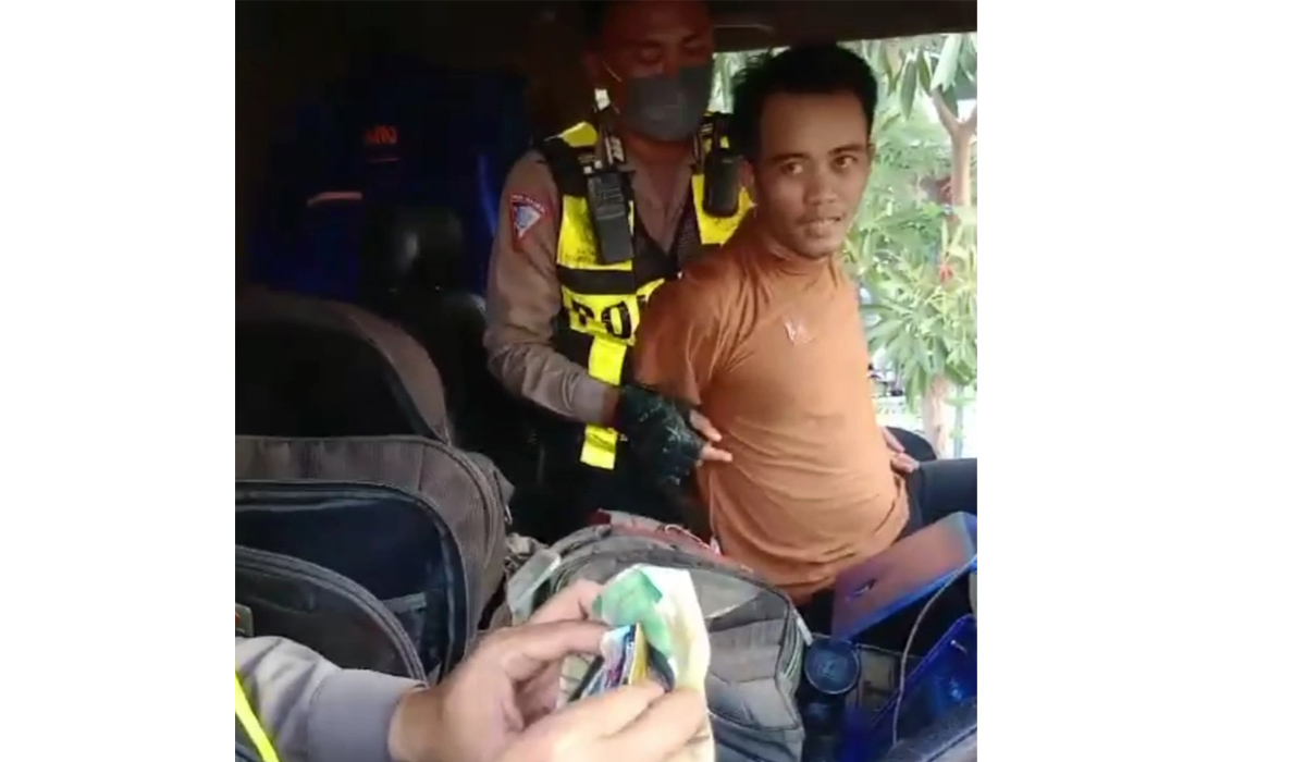 Seorang sopir truk bernama NA melanggar rambu dan marka jalan saat akan dihentikan oleh petugas Satlantas Polresta Sidoarjo. 