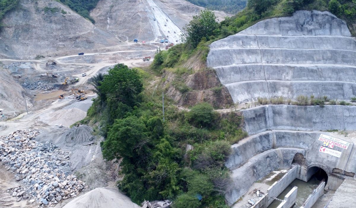 Foto aerial pengerjaan pembangunan Bendungan Bulango Ulu di Desa Tuloa, Kabupaten Bone Bolango, Gorontalo, Senin (22/4/2024).