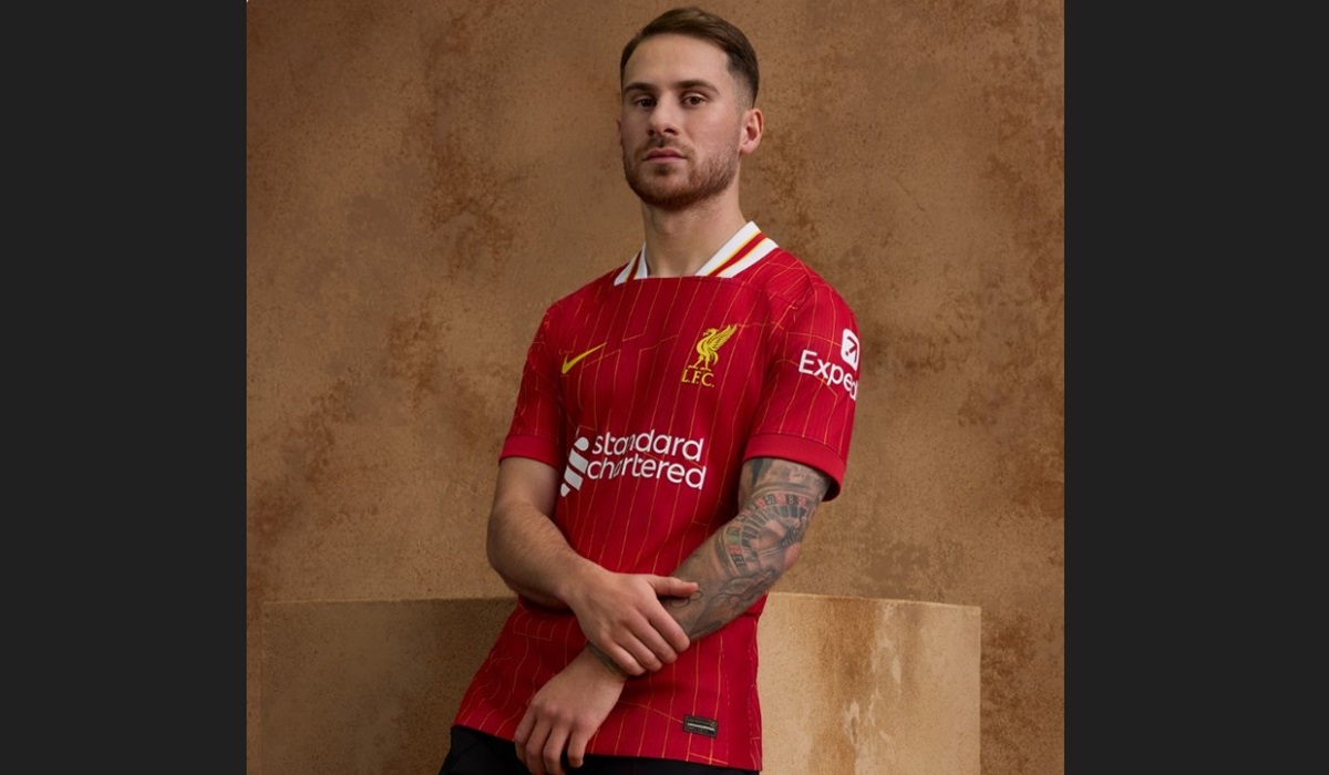 Gelandang Liverpool Alexis Mac Allister mengenakan jersey yang akan dikenakan the Reds pada musim depan.
