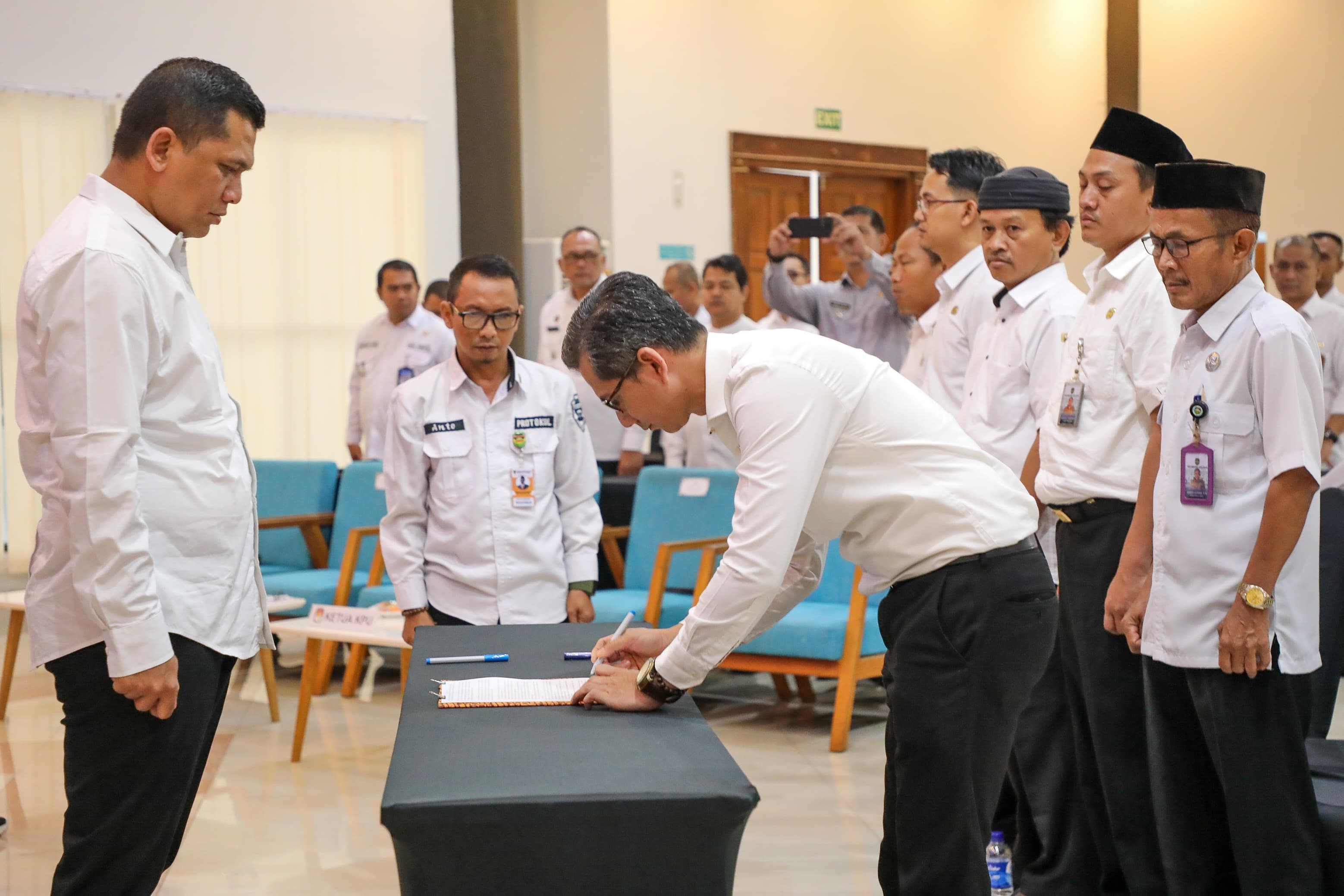 Pelantikan Kesekretariatan Panitia Pemilihan Kecamatan di Kabupaten Purwakarta.