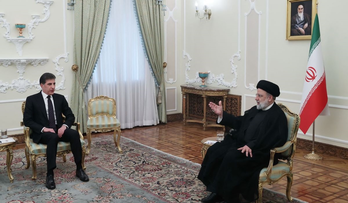 Presiden Iran Ebrahim Raisi (kanan) dan Nechirvan Barzani, presiden regional Kurdistan Irak.