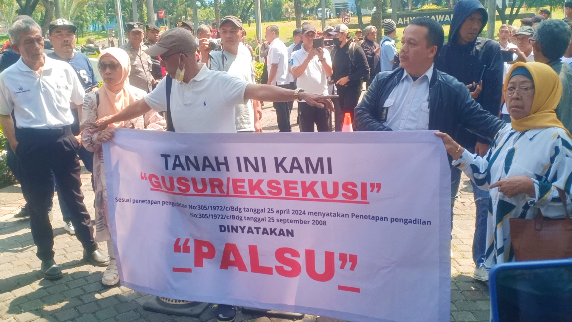 Massa mendatangi kawasan perumahan Kota Baru Parahyangan menuntut lahan mereka. 