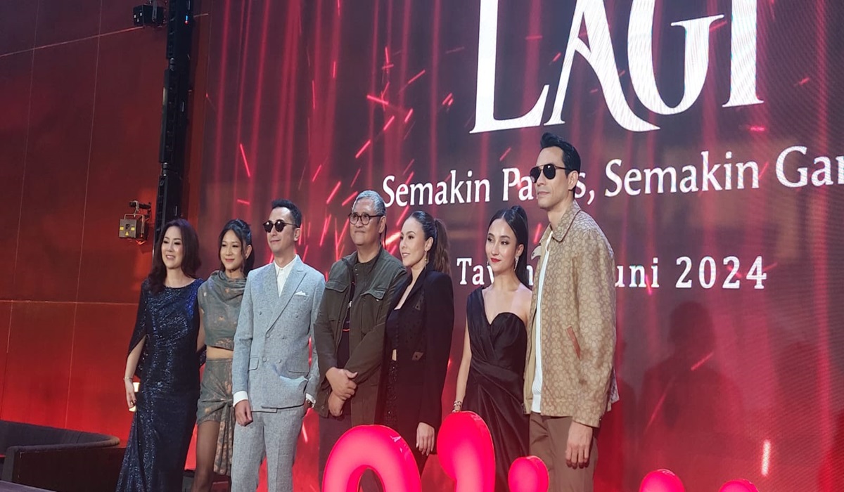 Monty Tiwa, selaku penulis sekaligus sutradara Open BO Lagi, beserta para castnya di acara konferensi pers di Jakarta, Kamis (30/5).