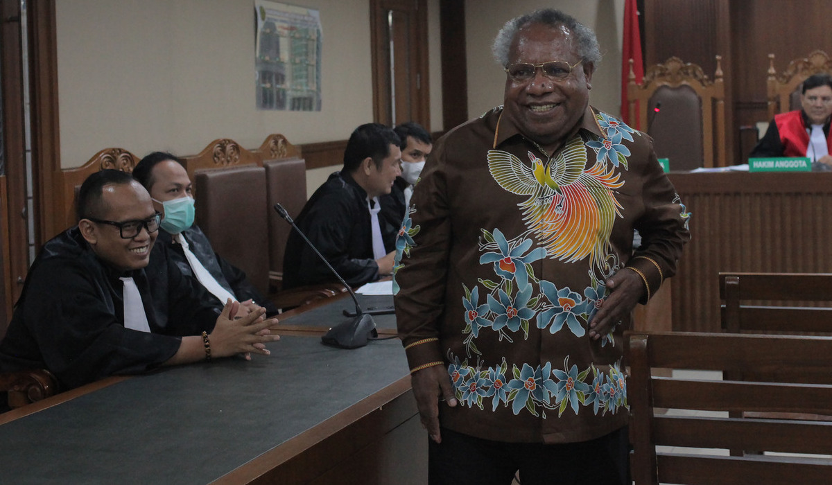 Bupati Mimika Eltinus Omaleng (kanan).