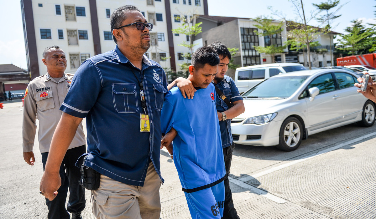 Petugas Kepolisian menggiring tersangka kasus pembunuhan Vina Cirebon, Pegi Setiawan.