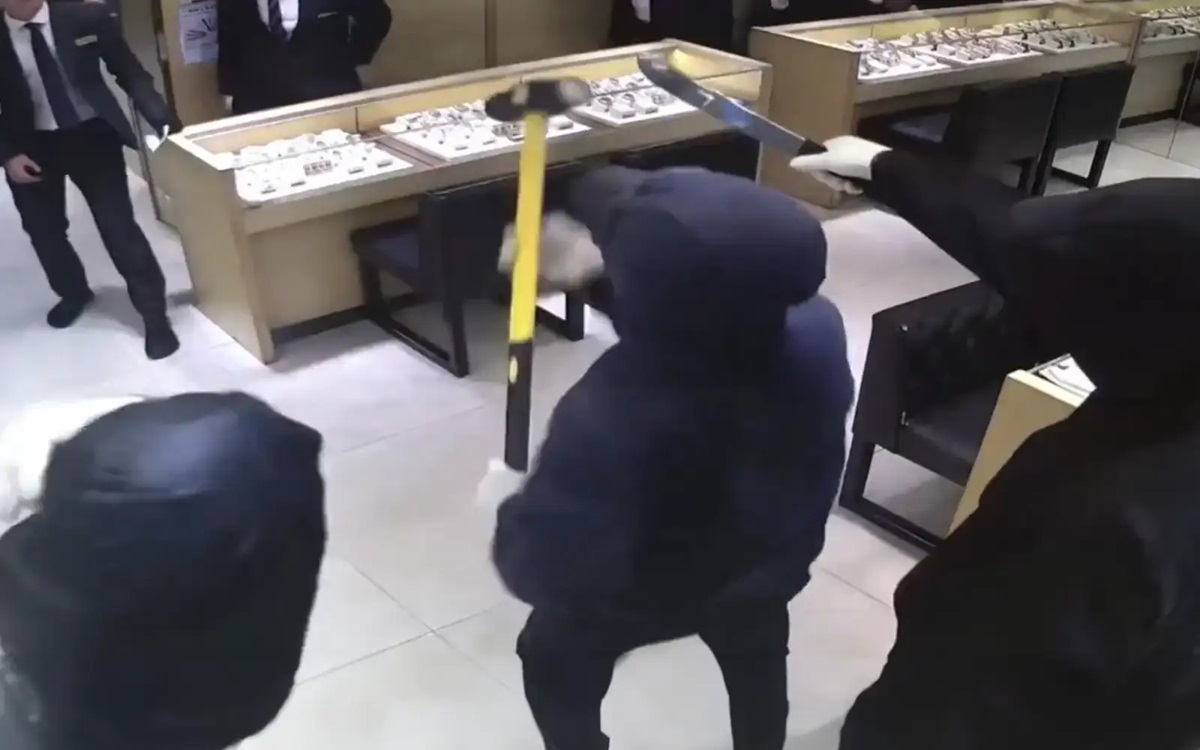 Polisi di Hong Kong berhasil menggagalkan upaya perampokan yang dramatis di distrik perbelanjaan Tsim Sha Tsui. 