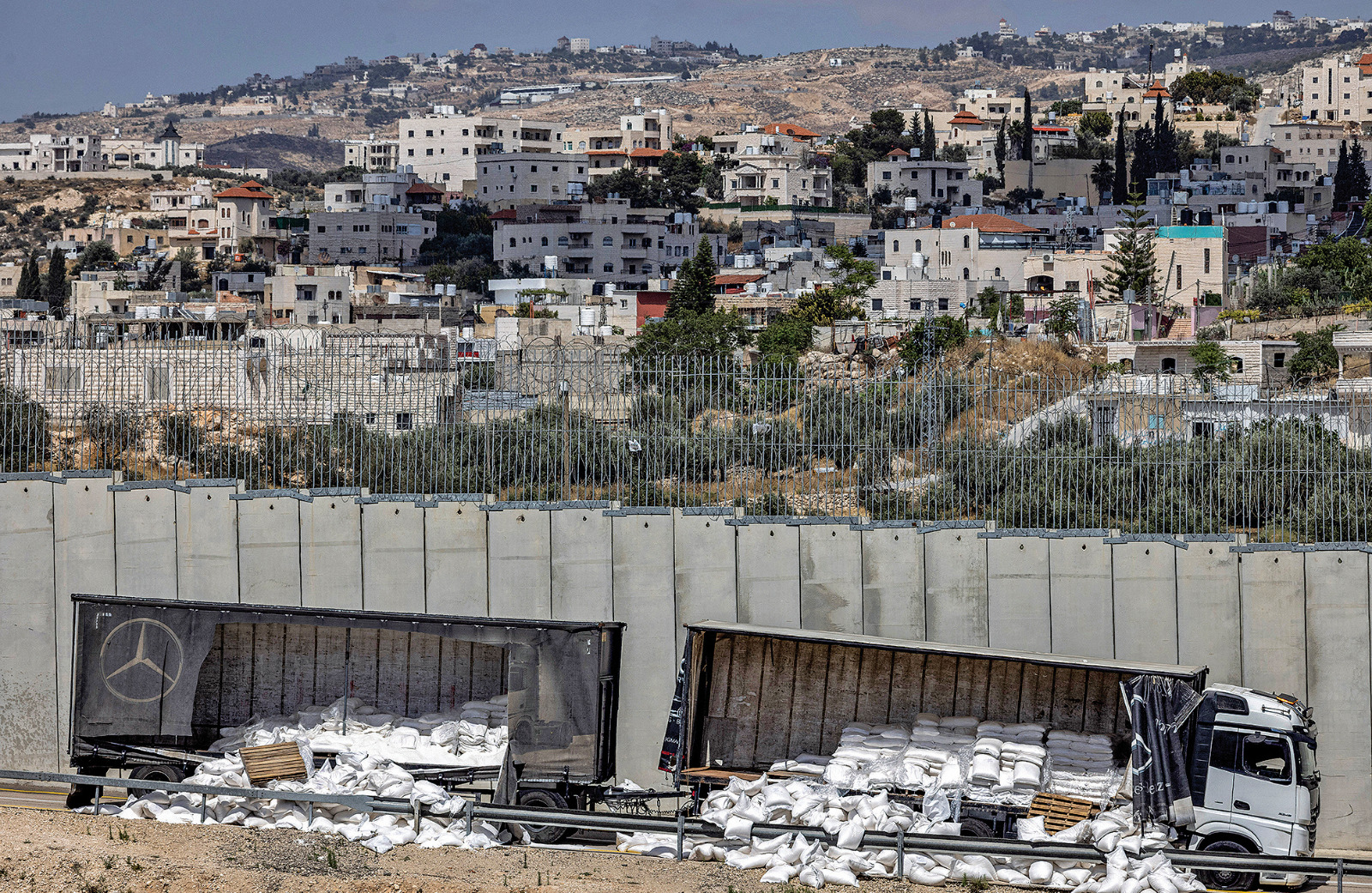 Truk trailer dengan muatan bantuan kemanusiaan untuk warga Gaza terparkir di perbatasan Tepi Barat dekat Desa Shekef, Israel, Senin (13/5).