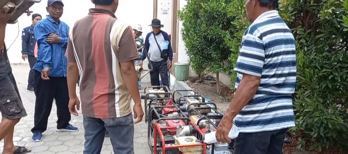 Sejumlah petani menerima bantuan pompa air 