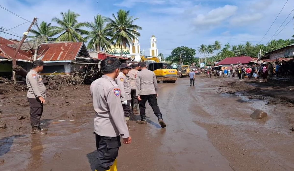 Jalur penghunung Tanah Datar-Padang Panjang masih tertutup lahar dingin