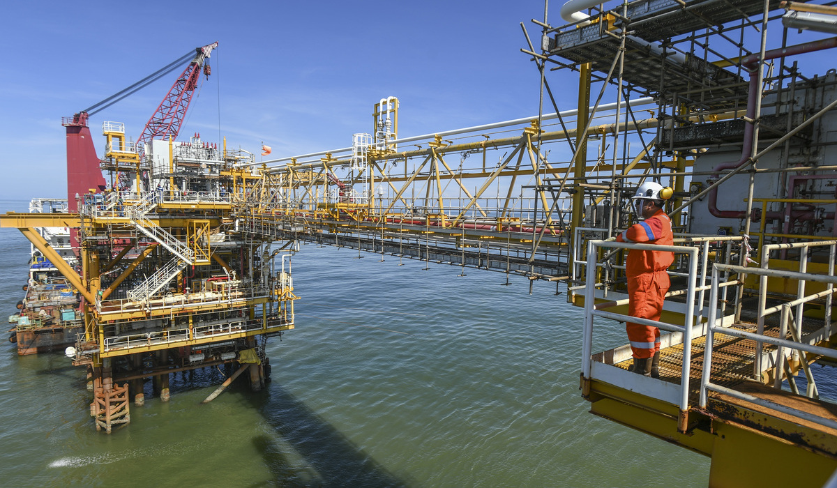 Pekerja Pertamina Hulu Mahakam melihat proses pengerjaan proyek Bekapai Artificial Lift.