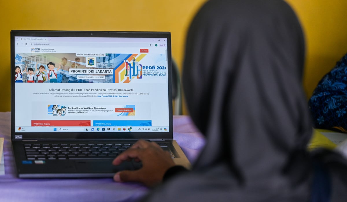 Wali siswa calon peserta didik baru mengajukan pembuatan akun Penerimaan Peserta Didik Baru (PPDB) 2024.