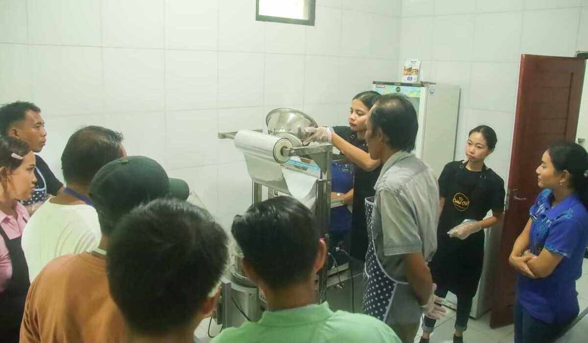 Petani kakao di Kabupaten Jembrana dan tim Fakultas Pertanian Universitas Warmadewa mengembangkan biji kakao jadi coklat bubuk.