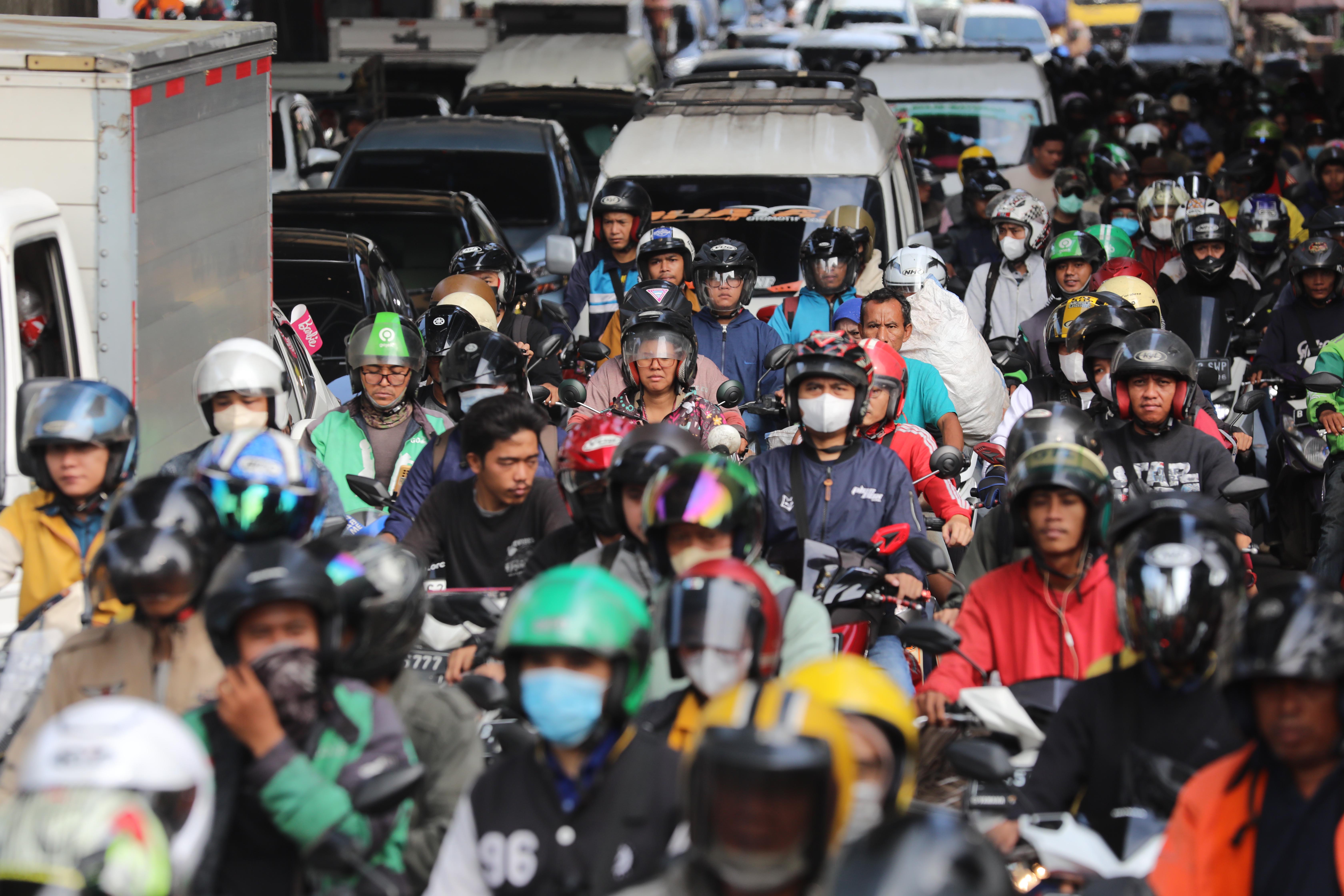 Kendaraan mengalami kemacetan saat akan melewati jalan di samping proyek kontruksi pipa jacking penanganan genangan di depan pasar Cipulir