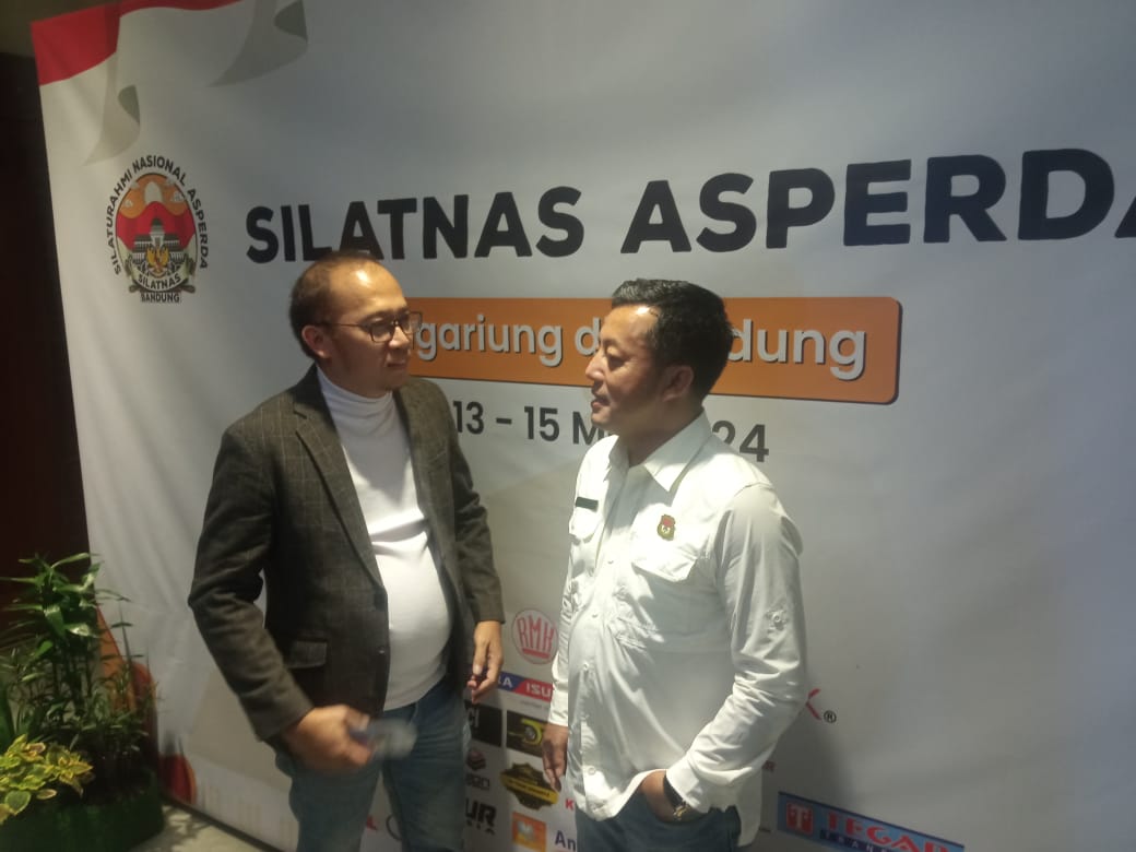 Ketua Umum Asperda Didik Prasetyo (kanan) berbincang dengan pengurus Asperda 