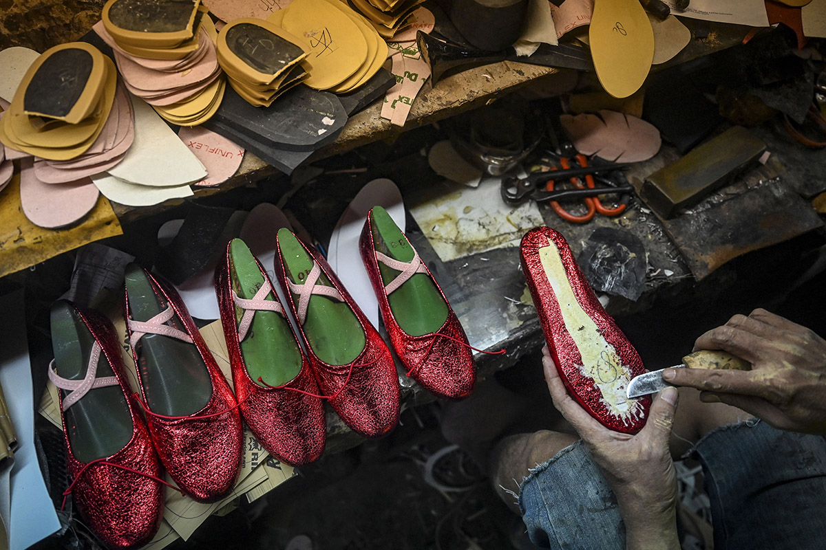 Ilustrasi. Pekerja menyelesaikan proses pembuatan sepatu di industri rumahan, kawasan Setiabudi, Jakarta, Jumat (10/5).