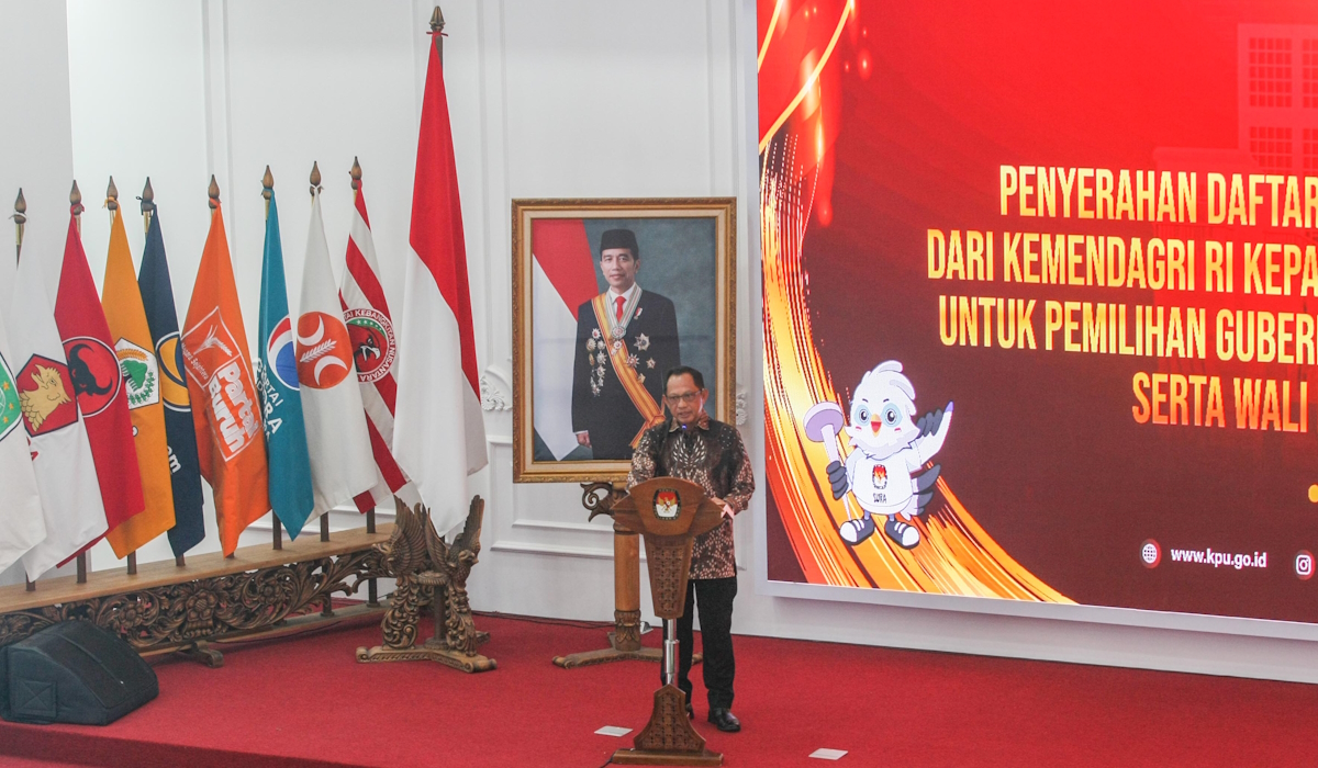 Menteri Dalam Negeri, Tito Karnavian menyampaikan sambutan sesuai penyerahan Daftar Penduduk Potensial Pemilih Pemilihan (DP4) 