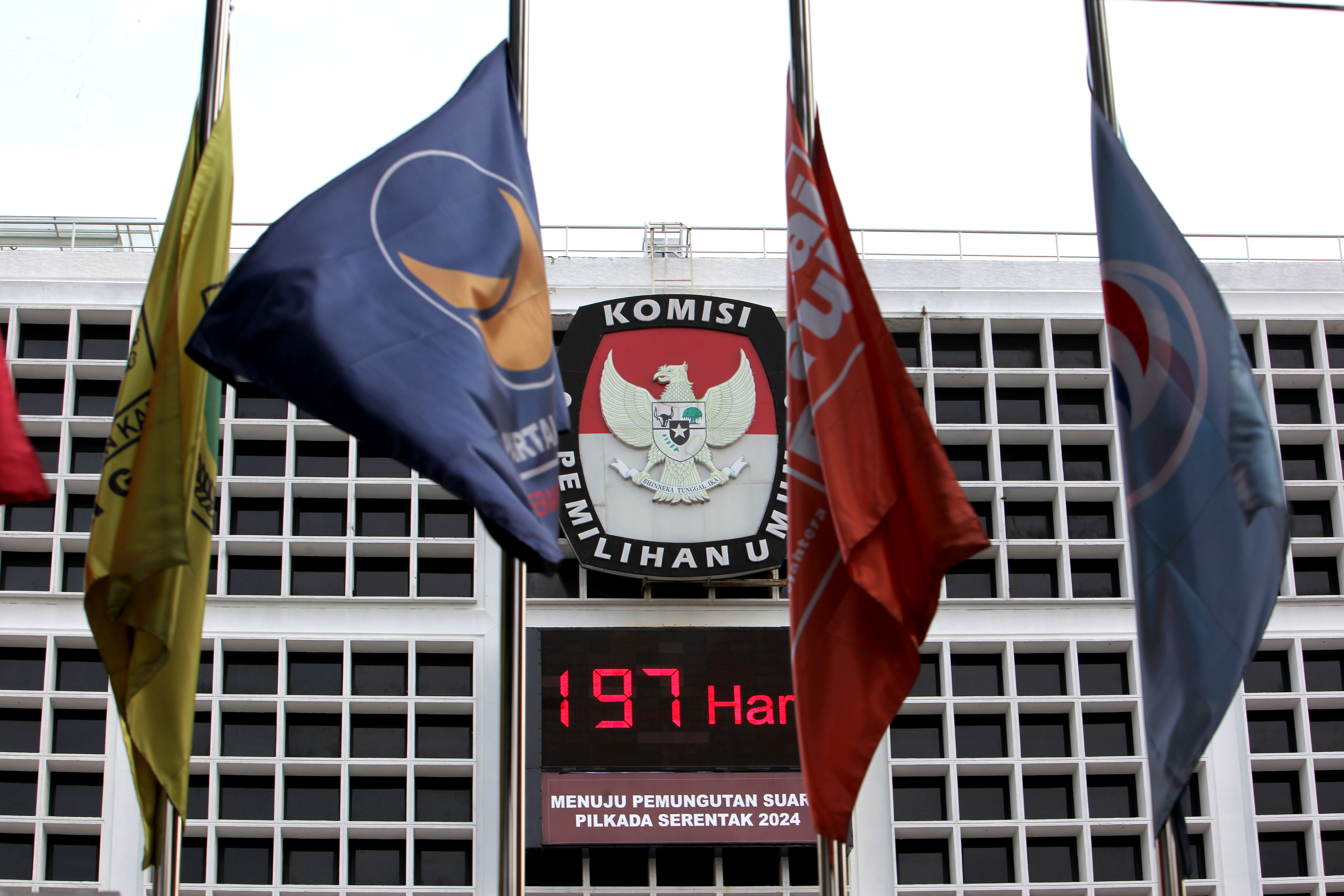 Papan elektronik berisi informasi hitung mundur pemungutan suara pilkada serentak