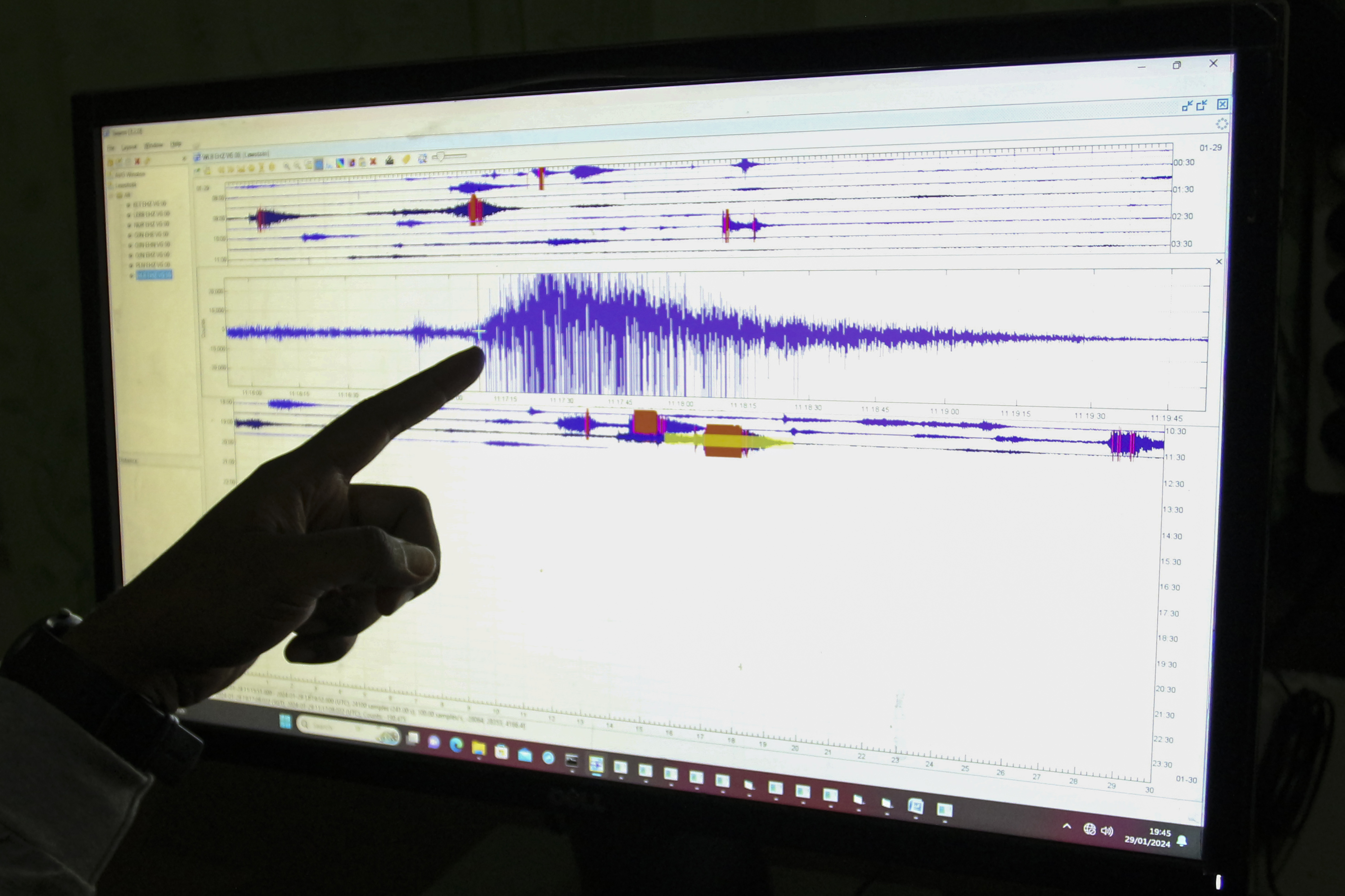 Ilustrasi : Petugas PVMBG menunjukan aktivitas  seismogram digita erupsi gunung