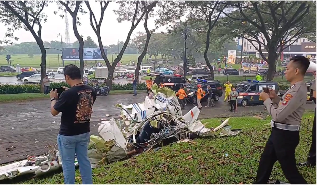 Pesawat latih jatuh.