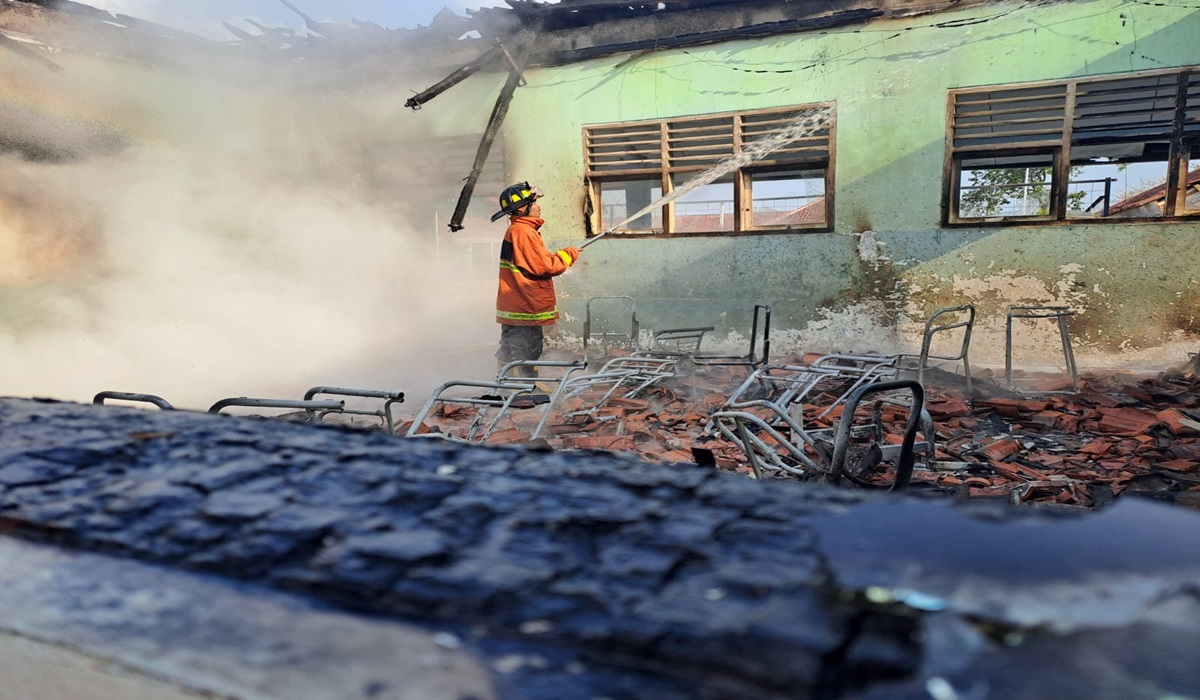 8 Ruangan di SMPN 2 Pageurageung Tasikmalaya Hangus Terbakar