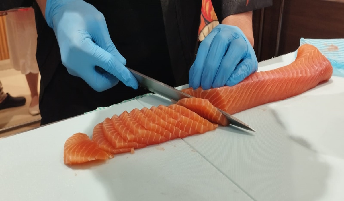 Seorang chef memotong salmon