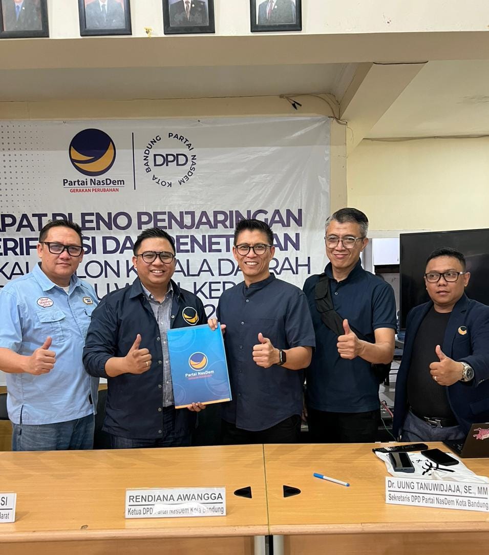  Muhammad Farhan Serahkan Formulir Bakal Calon Wali Kota Bandung ke NasDem