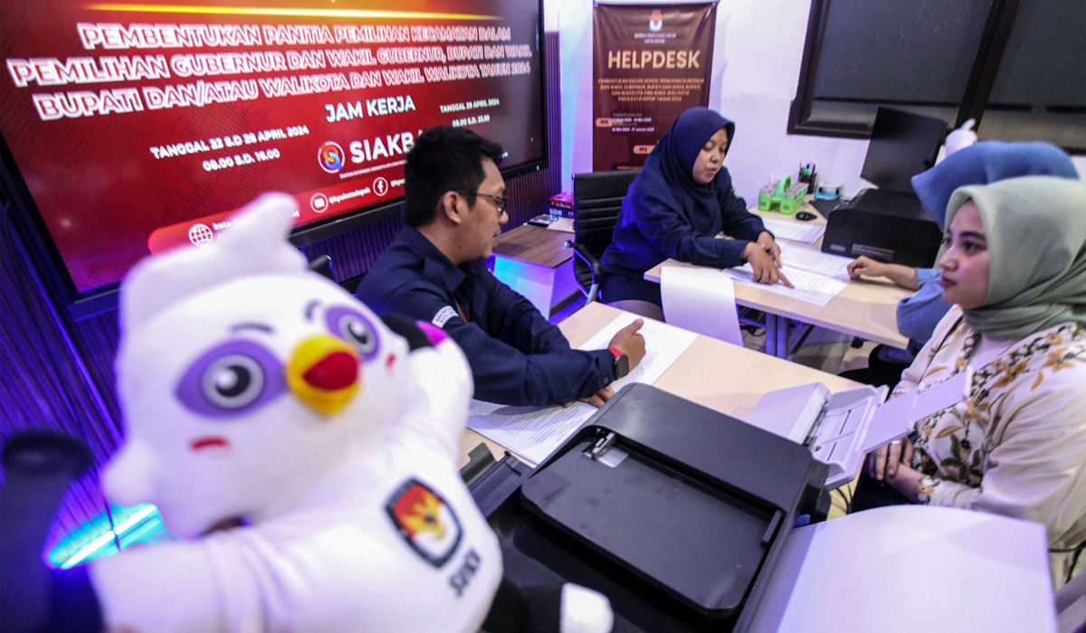 Warga saat mendaftar menjadi Panitia Pemilihan Kecamatan Pilkada Serentak 2024 di KPU Kota Depok