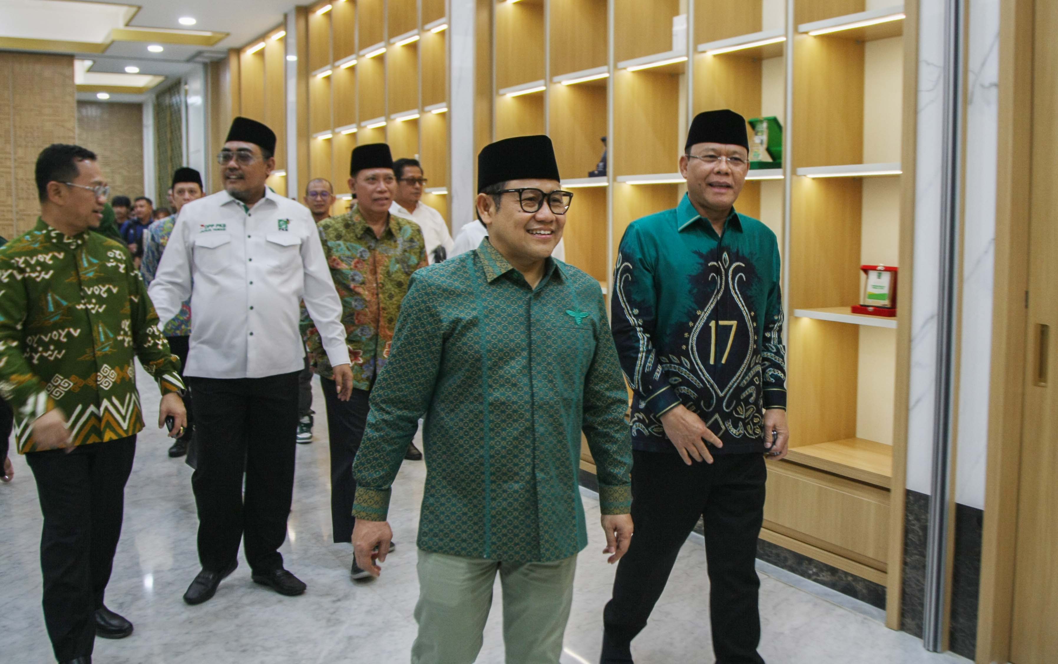 Ketua Umum PKB, Muhaimin Iskandar menyambut kedatangan Plt Ketua Umum PPP, Muhamad Mardiono 