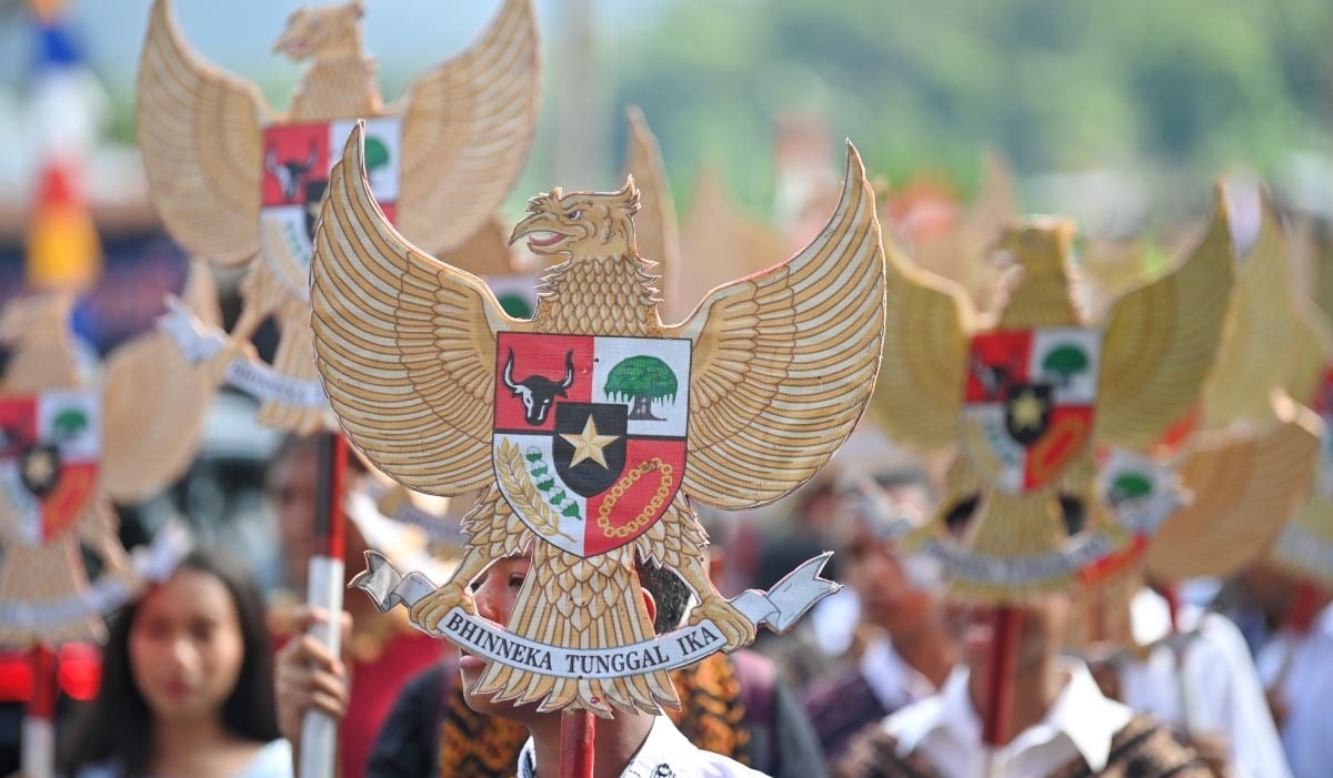 Sejumlah peserta membawa replika Garuda Pancasila.