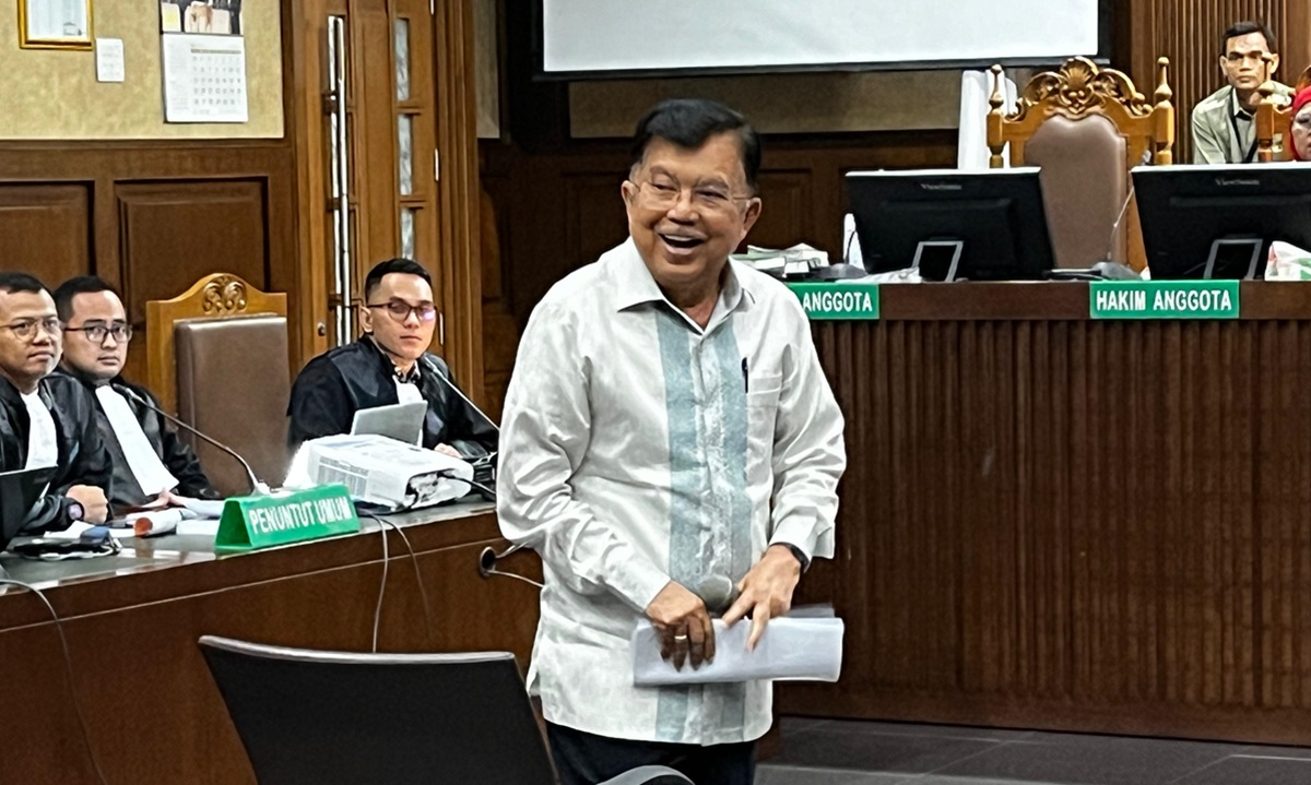 Mantan Wakil Presiden Jusuf Kalla mengatakan lebih baik kelebihan pasokan energi ketimbang kekurangan. 