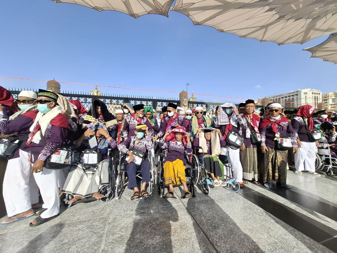 Dengan dibantu petugas, jemaah haji Indonesia memasuki Raudhoh menggunakan surat izin