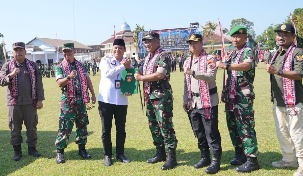 Penyerahan naskah program TMMD Sengkuyung II/2024 dari Sekda Jajang Prihono kepada Dandim 0723 Klaten Letkol Czi Bambang Setyo Triwibowo