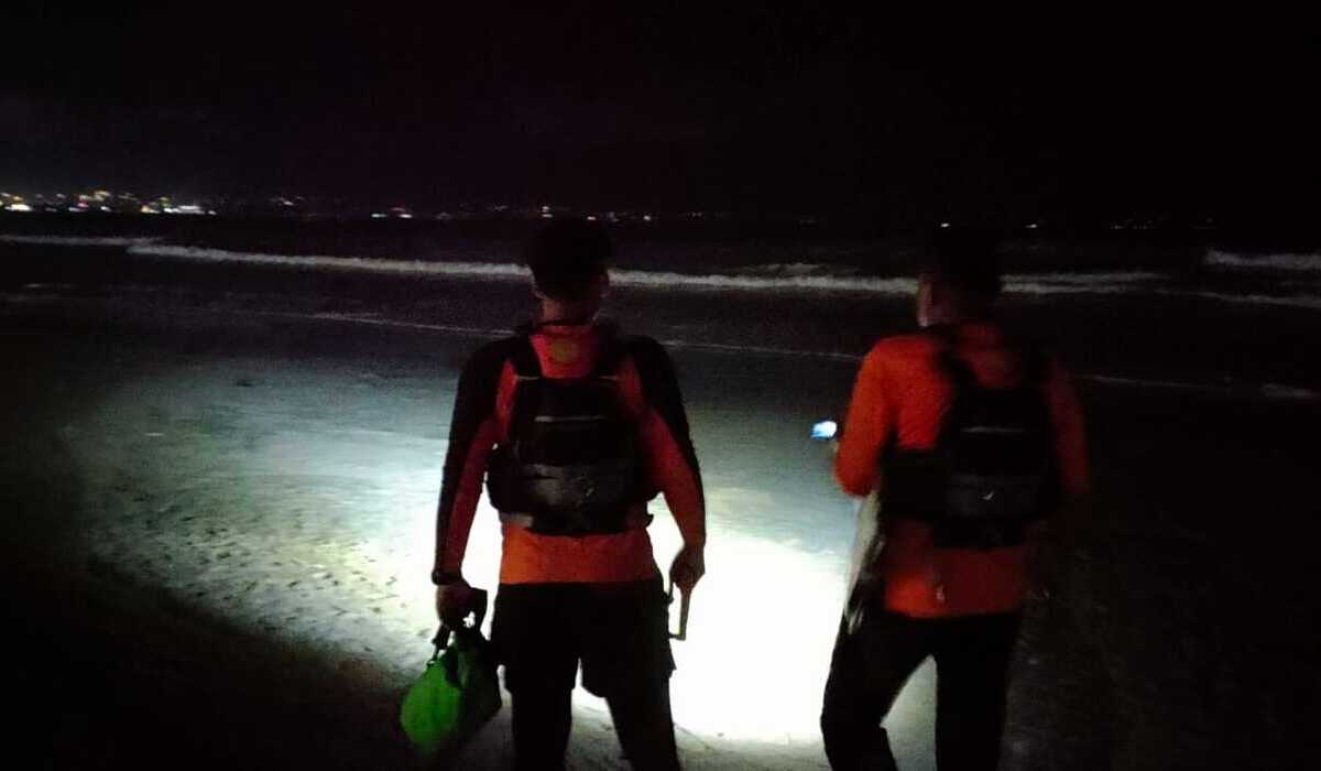 Basarnas melakukan pencarian dua orang yang terseret arus di pantai Legian, Bali.