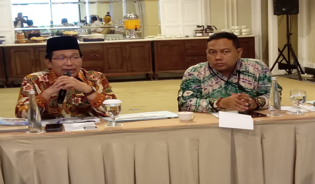 Direktur Pemberdayaan Zakat dan Wakaf, Kementerian Agama, Waryono Abdul Ghafur (kiri)