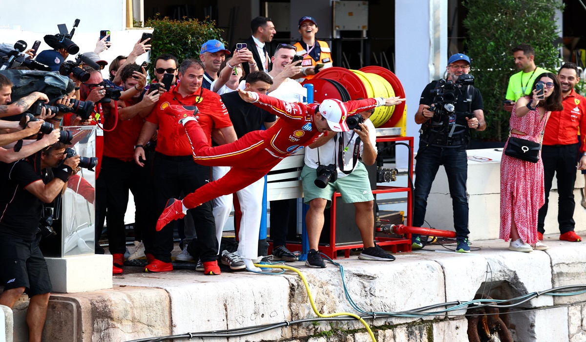 Pembalap Ferrari Charles Leclerc melakukan selebrasi usai menjadi juara di GP Monaco