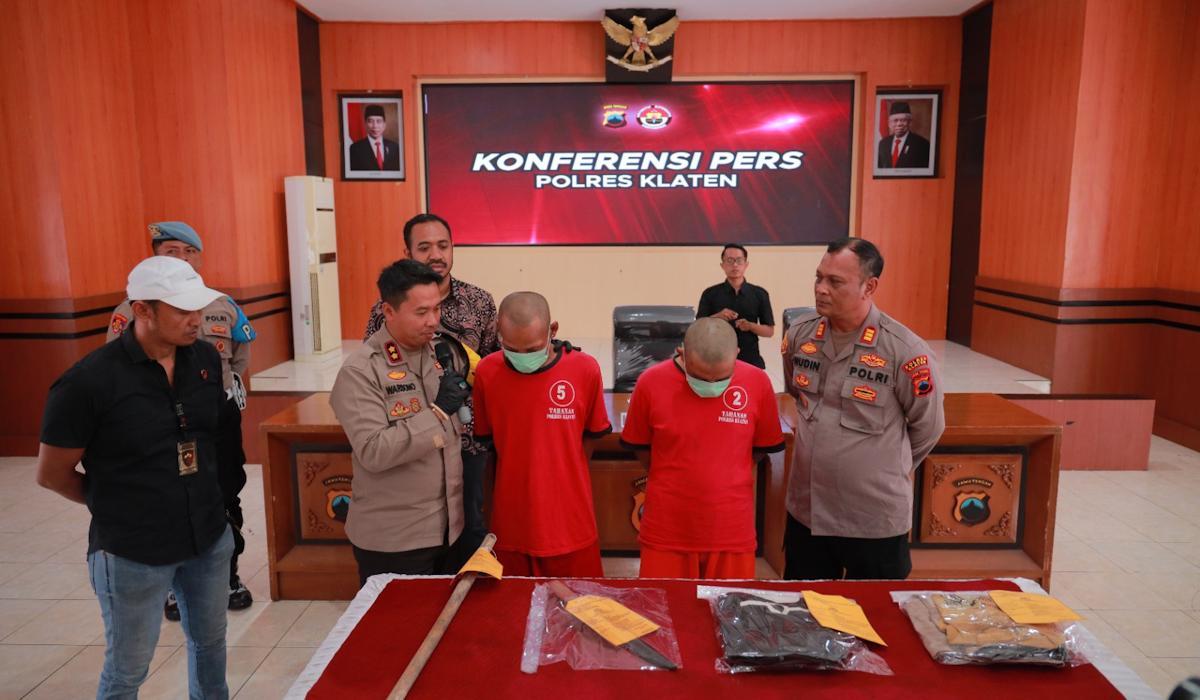 Dua pelaku penganiayaan saat dihadirkan dalam jumpa pers di Mapolres Klaten