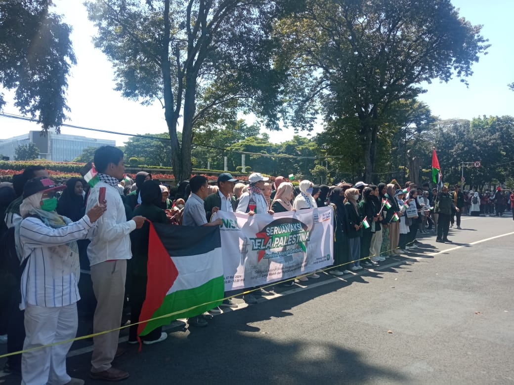 Para mahasiswa dari dua kampus mendukung Palestina dalam aksinya di depan Gedung Sate