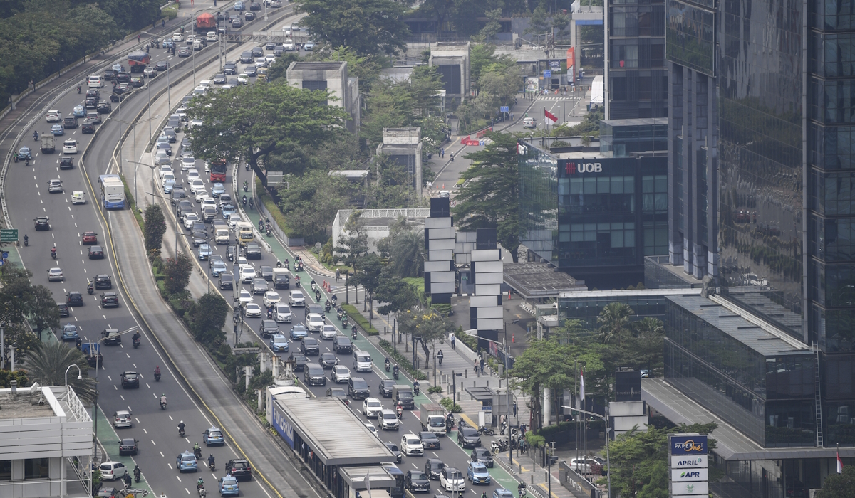 Ilustrasi: sejumlah kendaraan bermotor melintas di kawasan Jenderal Sudirman,