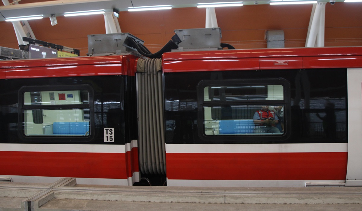 Petugas berada di dalam gerbong LRT yang parkir di Stasiun LRT Jabodetabek Dukuh Atas, Setiabudi, Jakarta.